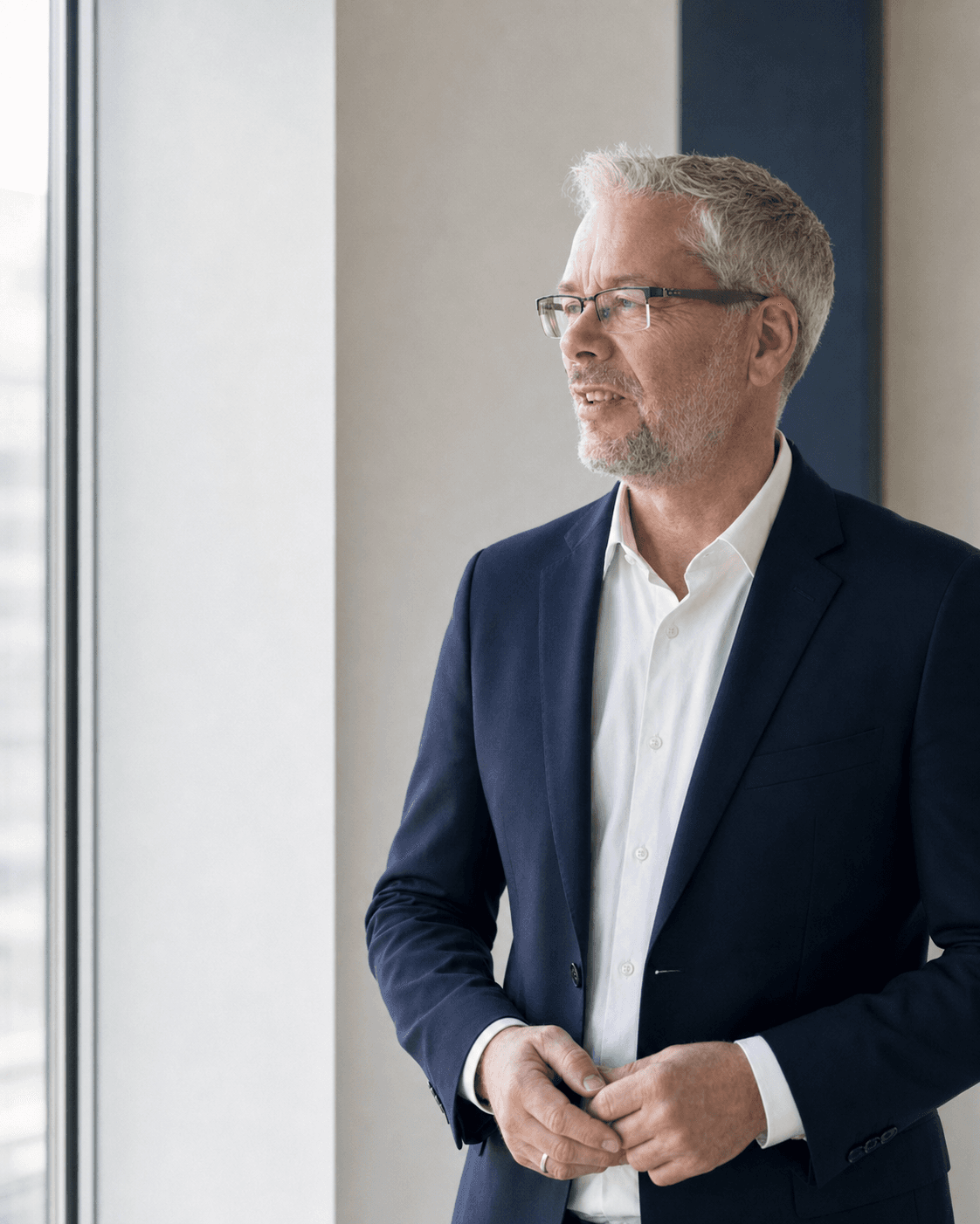 Holger Petersen in einem hellen Arbeitsraum